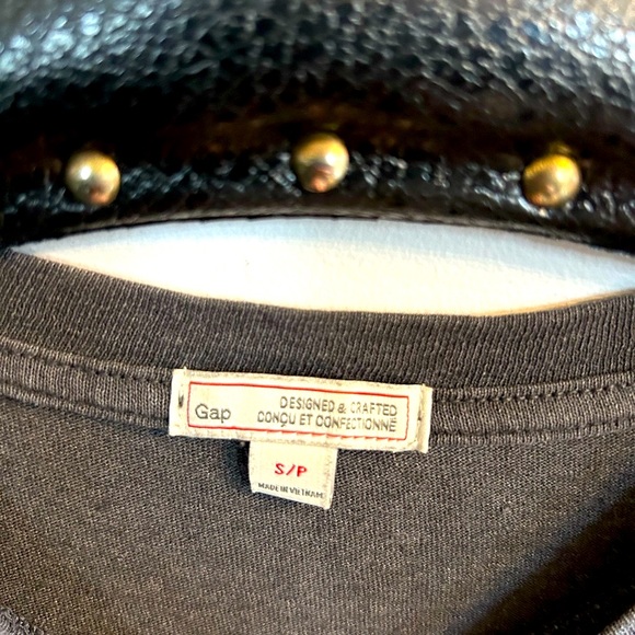 The Gap grey cropped Tee! ✌️ - Picture 2 of 2